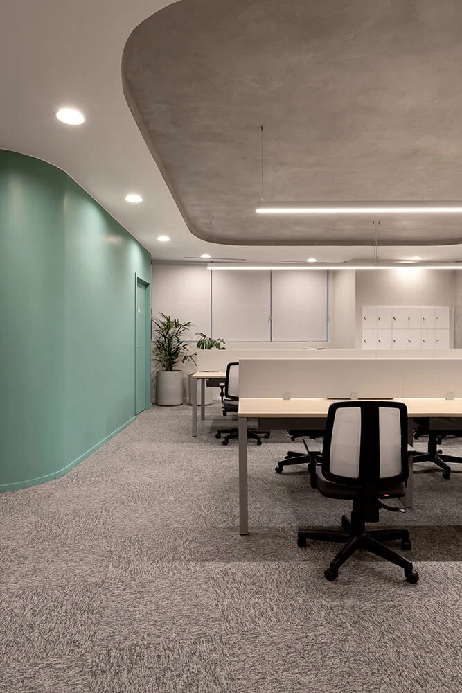 Interior residencial contemporâneo com carpete premium